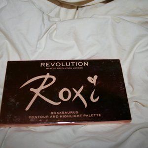 Roxy Revolution eyeshadow pallet